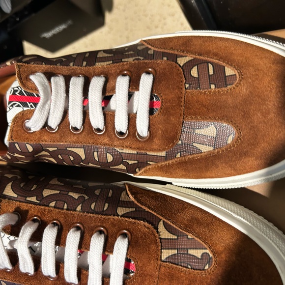 Burberry perfect like new - Picture 12 of 16